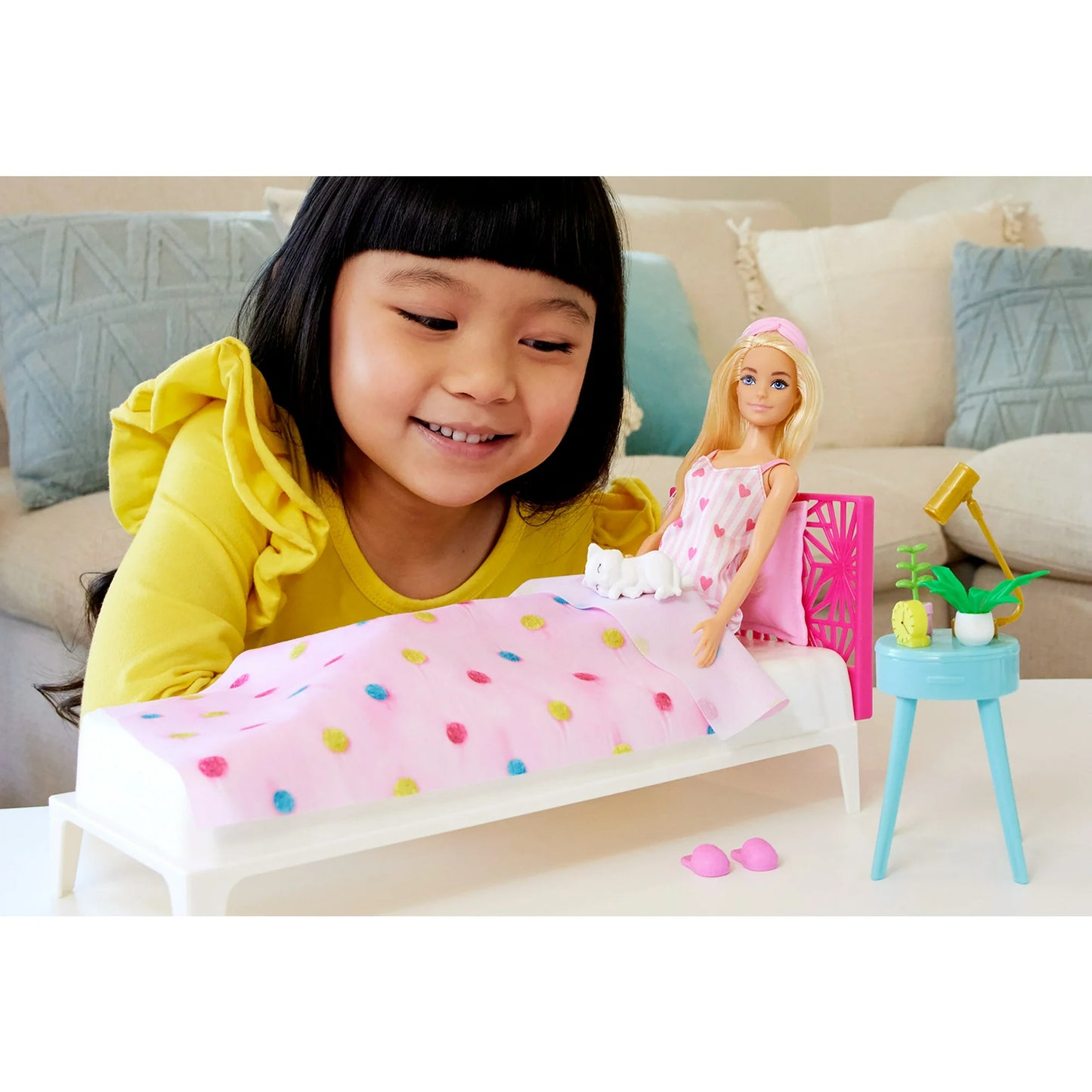 Barbie Juego de Muñeca y Dormitorio, Muebles Barbie con Más de 20 Piezas de Narración