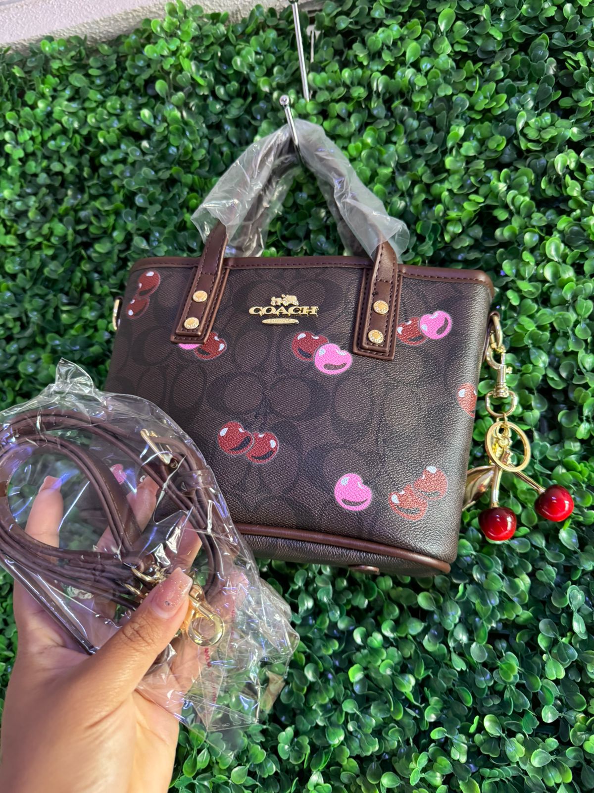A BOLSA COACH CAFE LLAVERO CEREZAS CAFE
