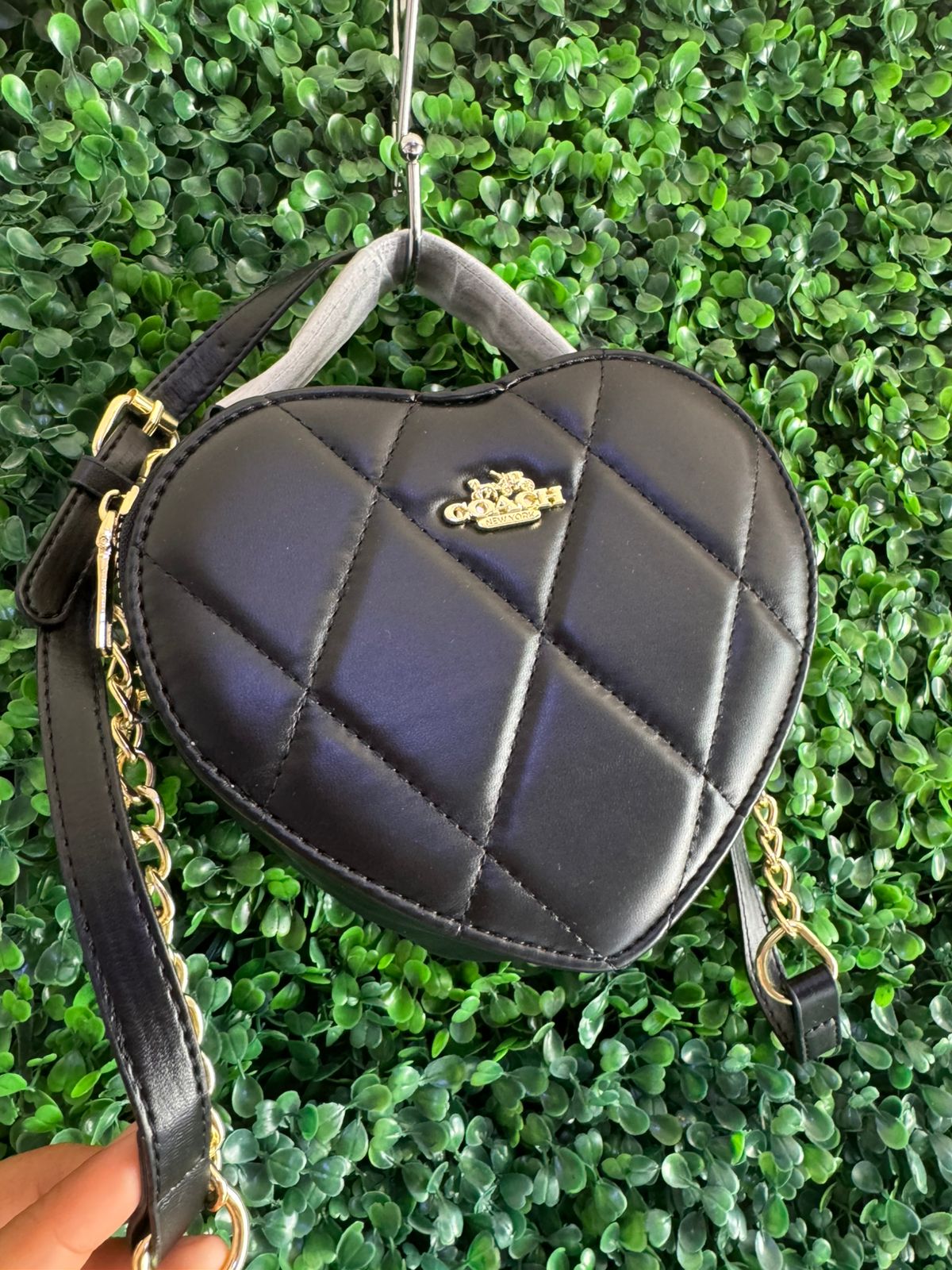 A BOLSA COACH CORAZON NEGRA