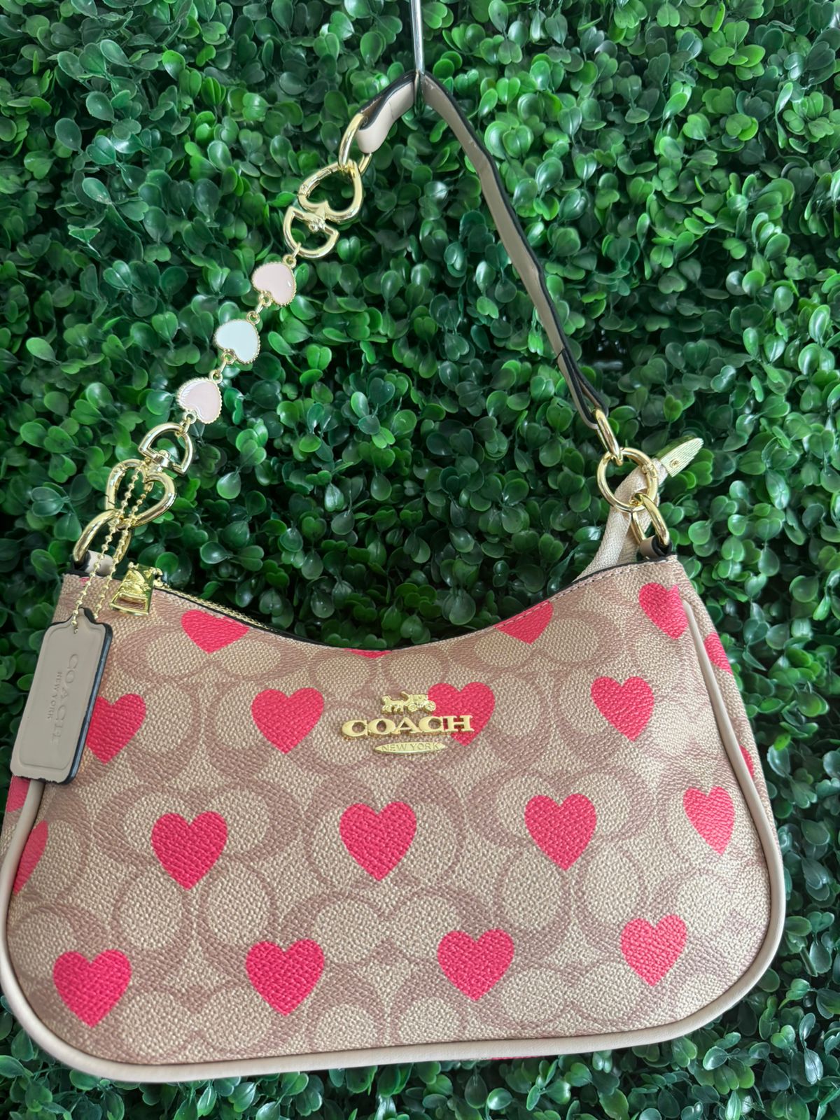 A BOLSA COACH CAFE CLARO CORAZONES ROSAS