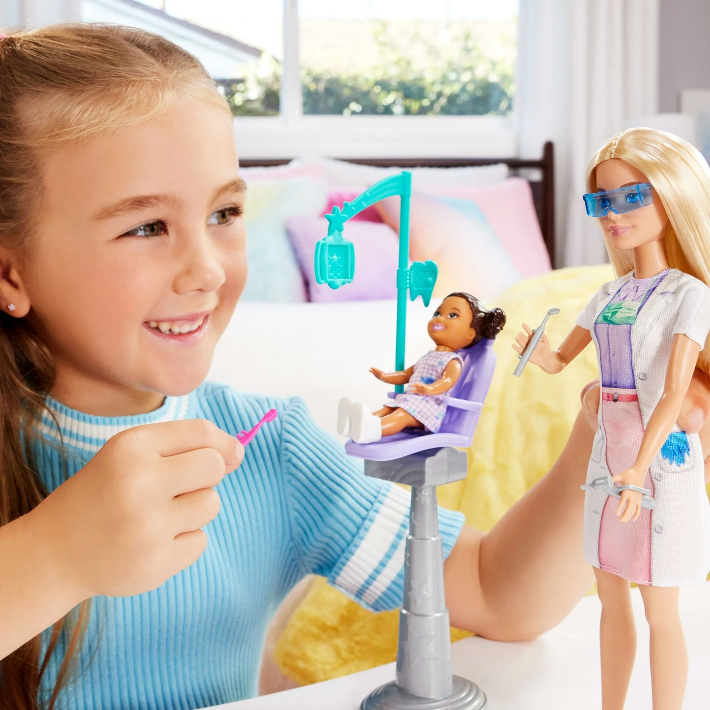 Barbie Muñeca de Dentista con Muñeca Rubia, Muñeca de 1 Niño, Muebles y Accesorios de Médico