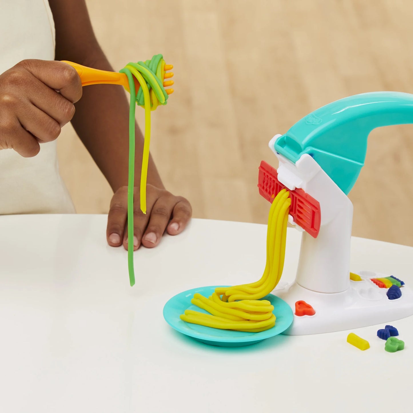 Play-Doh Kitchen Creations Juego de Fideos Lil', 2 Latas Multicolores, Regalos de Navidad para Mayores de 3 Años