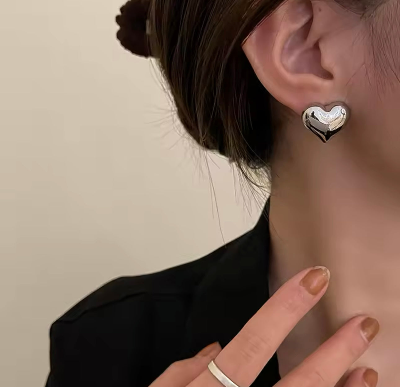 Pendientes bonitos de corazón estereoscópicos simples a la moda para mujer Tono Plateado