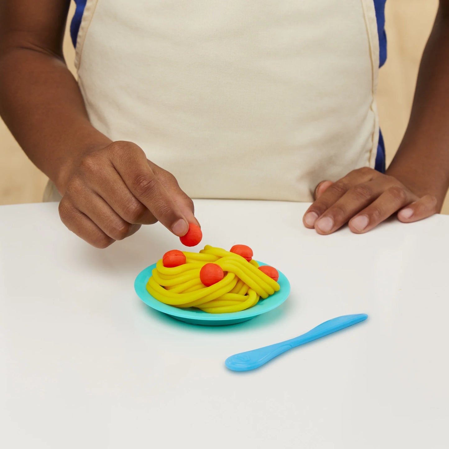 Play-Doh Kitchen Creations Juego de Fideos Lil', 2 Latas Multicolores, Regalos de Navidad para Mayores de 3 Años