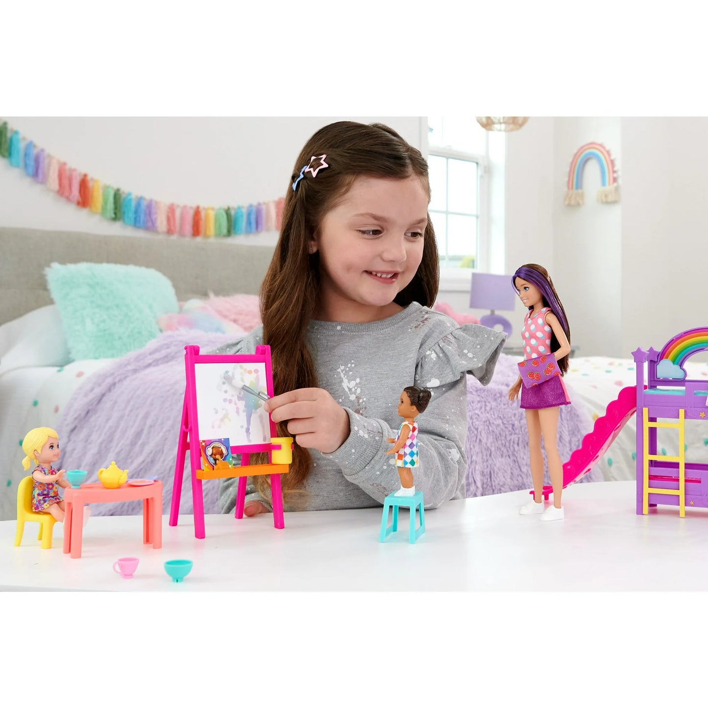 Barbie Skipper Babysitters Inc. Lo Ltimo en Juego de Guardería con 3 Muñecas, Muebles y Más de 15 Accesorios.