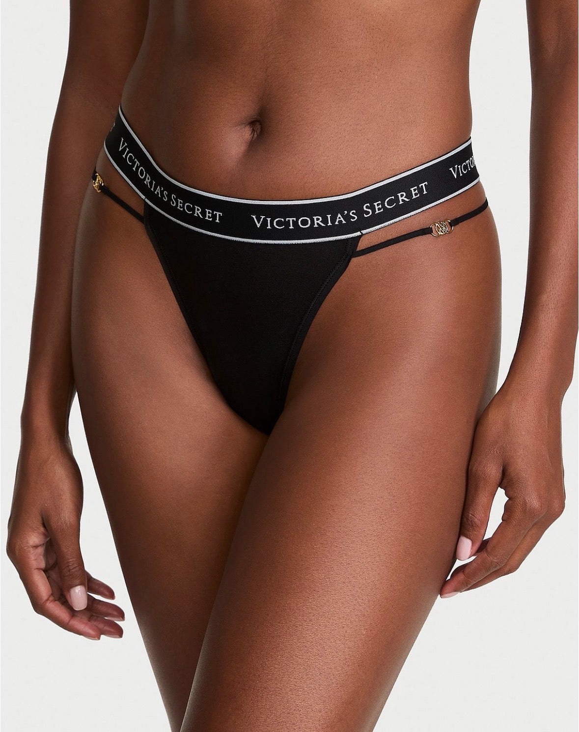 Victoria’s Secret Logo Strap Thong Negro – Tanga con Tiras Laterales y Detalle Dorado