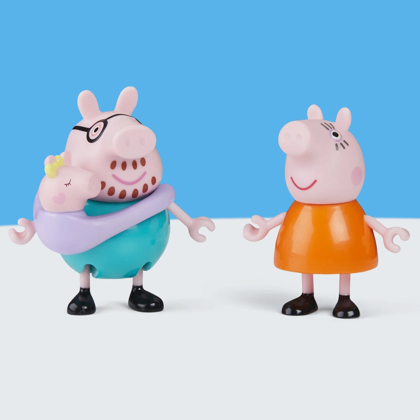 Peppa Pig Peppa La Familia de Cinco con Bebé Evie en Portabebés, Figuras Posables Tomadas de la Mano, Juguetes Preescolares para Mayores de 3 Años