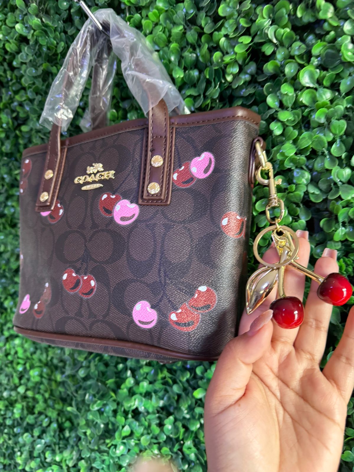 A BOLSA COACH CAFE LLAVERO CEREZAS CAFE