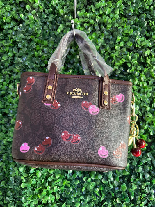 A BOLSA COACH CAFE LLAVERO CEREZAS CAFE