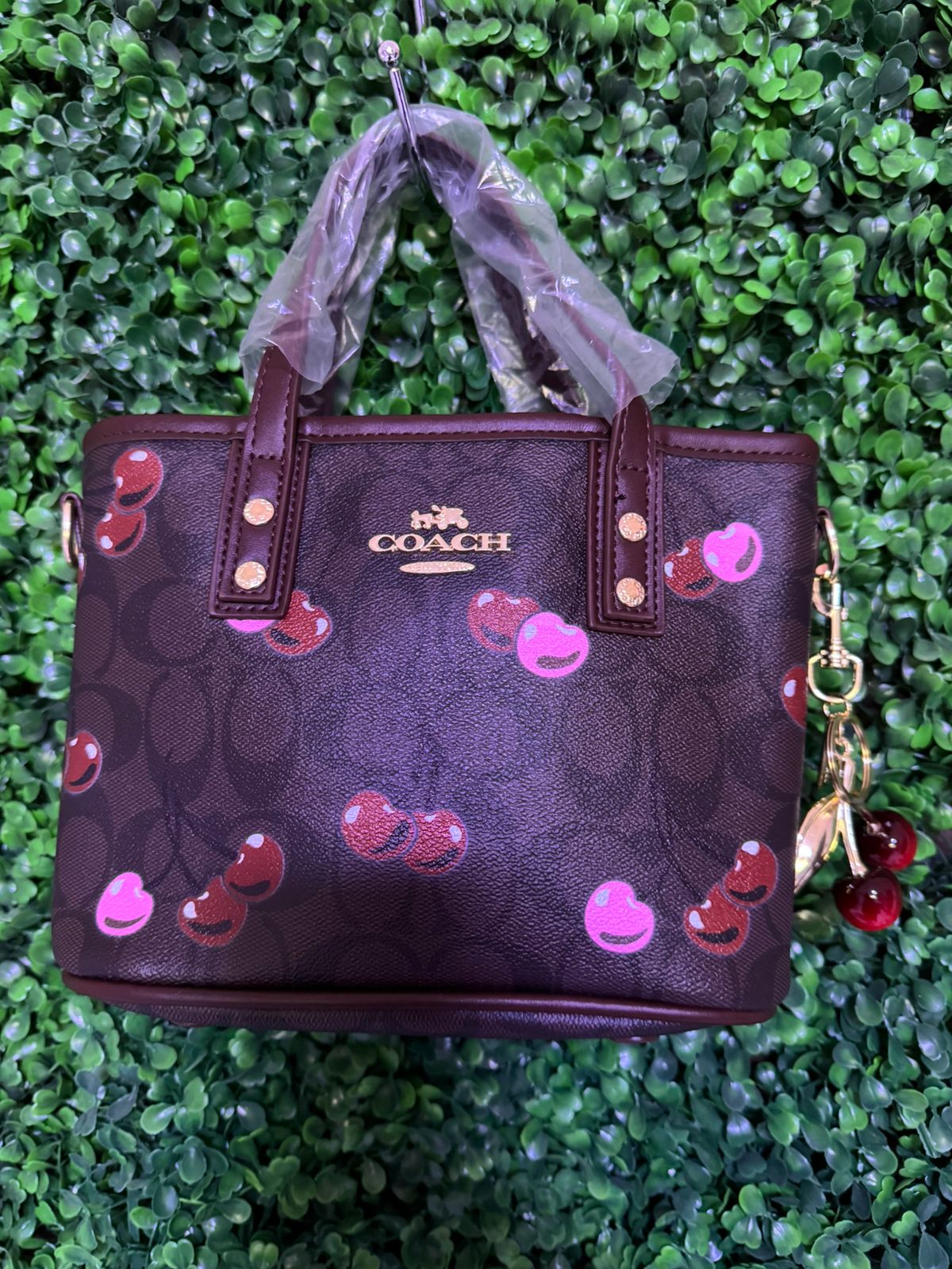 A BOLSA COACH CAFE LLAVERO CEREZAS CAFE