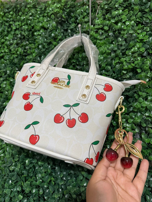 A BOLSA COACH CON LLAVERO DE CEREZA