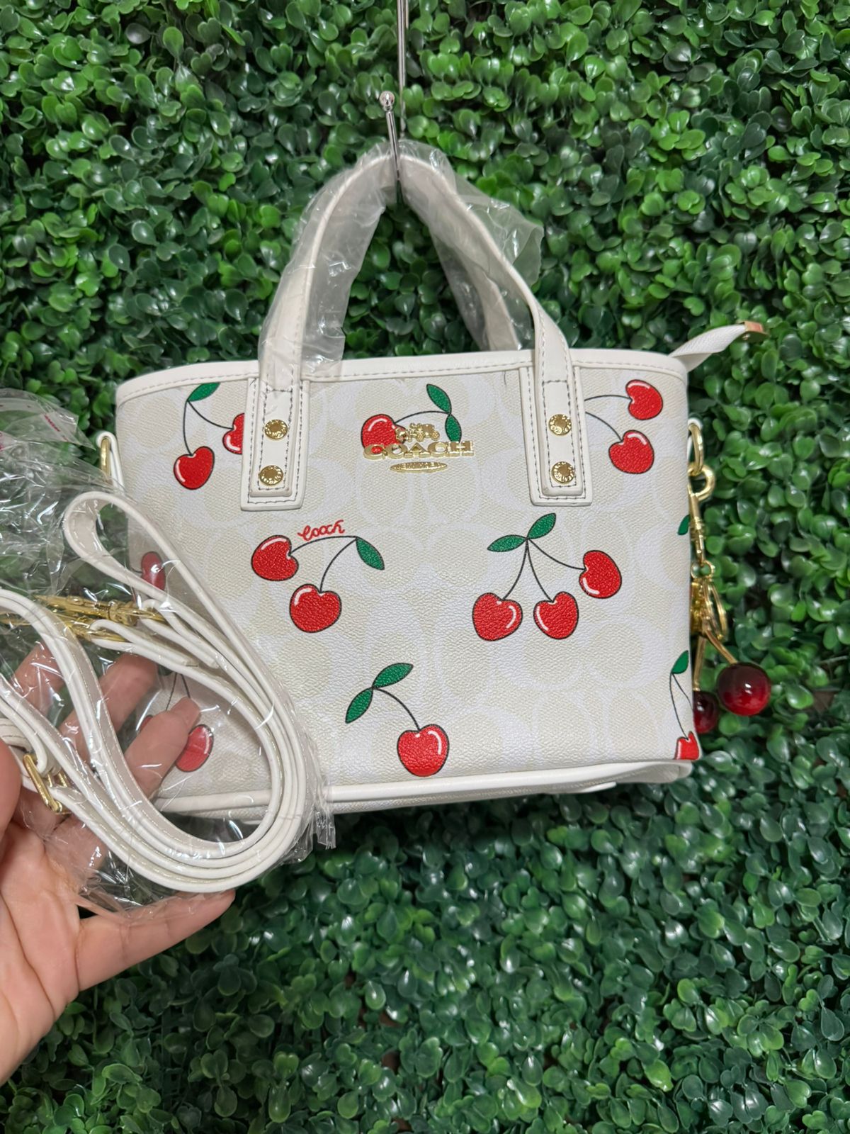 A BOLSA COACH CON LLAVERO DE CEREZA