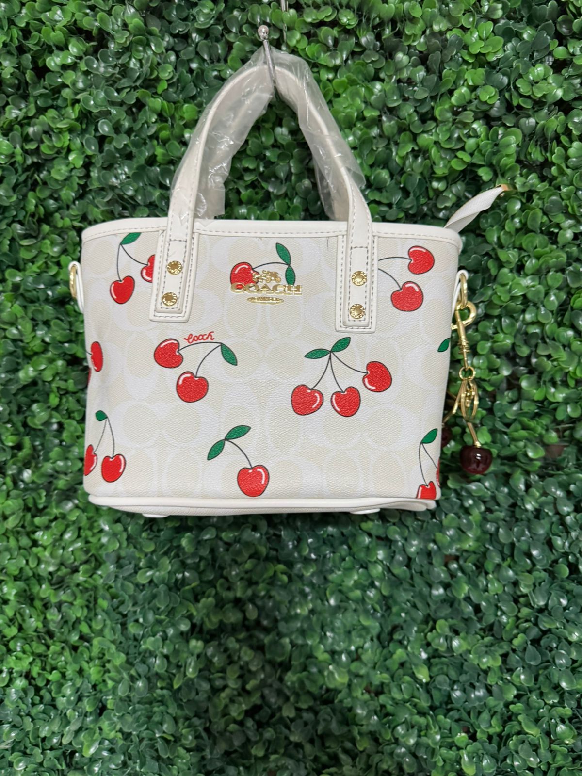 A BOLSA COACH CON LLAVERO DE CEREZA