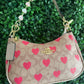 A BOLSA COACH CAFE CLARO CORAZONES ROSAS