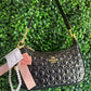 A BOLSA NOLITA COACH NEGRA CON LLAVERO DE PERLAS
